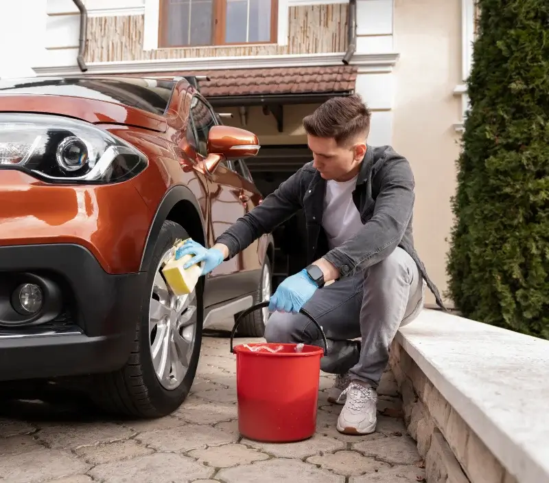 Lavage auto à domicile Saint-Brandan : professionnel intervenant sur un véhicule